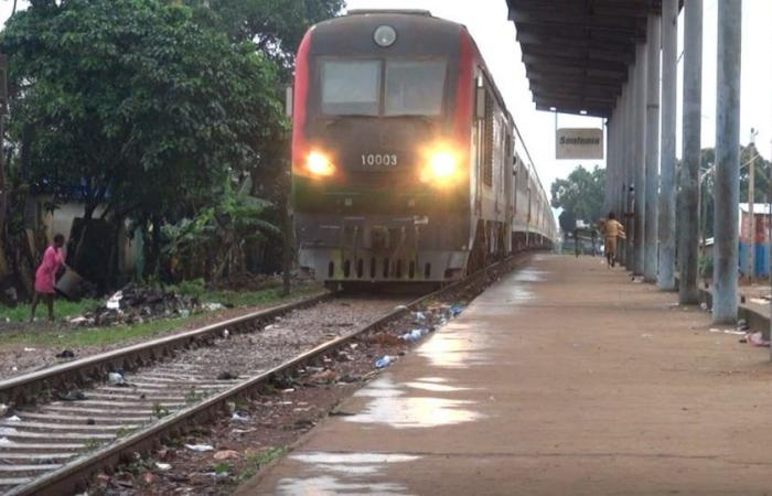 Vecchio, economico, spesso guasto: benvenuti a bordo dell’unico treno passeggeri della Guinea