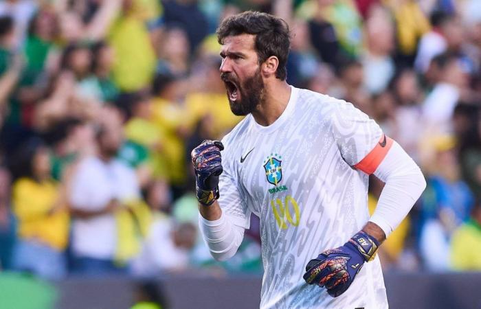 Il portiere del Liverpool Alisson in fila per SHOCK BAN