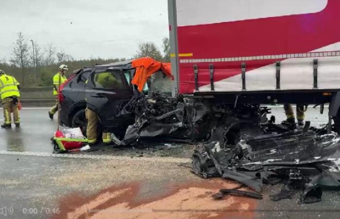 L’autista di una Volvo si è accorto troppo tardi che un camion era fermo a causa di un incidente avvenuto poco prima…