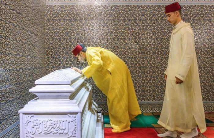 Il Re presiede una veglia religiosa per commemorare il 26° anniversario della scomparsa del re Hassan II