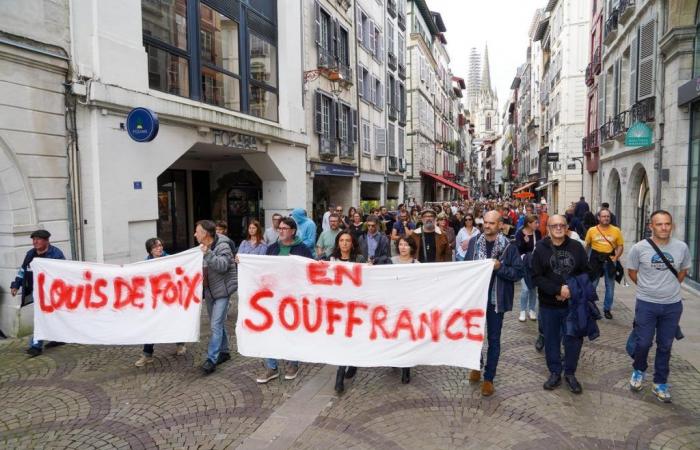 alcuni collaboratori di Louis-de-Foix in strada per denunciare un “clima di tensione” all’interno del liceo