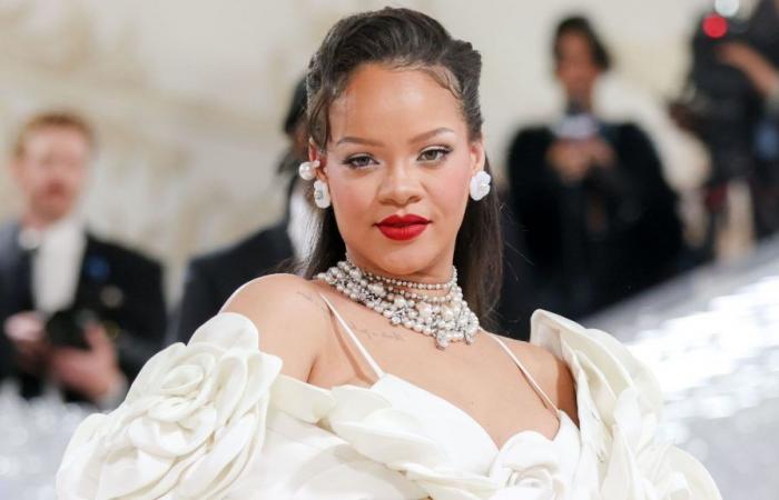 Rihanna posa in topless e in perizoma su Instagram, lascia poco spazio all’immaginazione