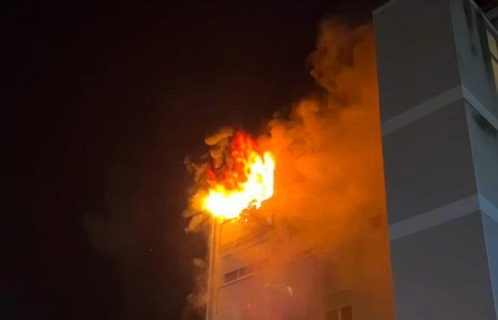 Un edificio avvolto dalle fiamme vicino ad Agen: 12 persone evacuate nel cuore della notte