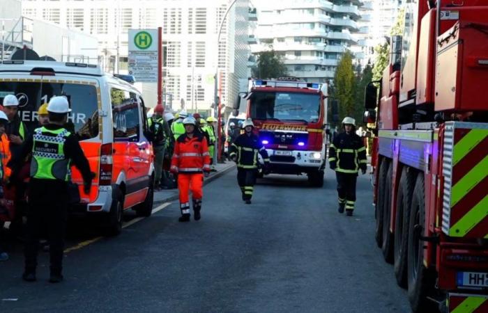 Migliaia di persone evacuate, un intervento dei vigili del fuoco… cosa è successo ieri sera ad Amburgo?