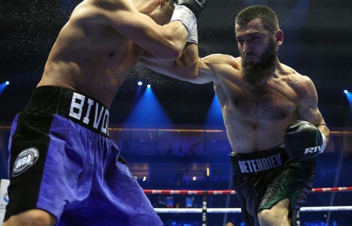 Artur Beterbiev unifica la categoria dei pesi massimi leggeri dominando Dmitry Bivol ai punti