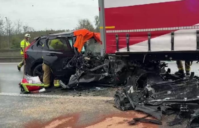 L’autista di una Volvo si è accorto troppo tardi che un camion era fermo a causa di un incidente avvenuto poco prima…