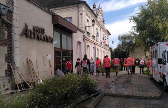 Dopo l’alluvione di Crécy-la-Chapelle, residenti, vigili del fuoco e associazioni lavorano per ripulire la città