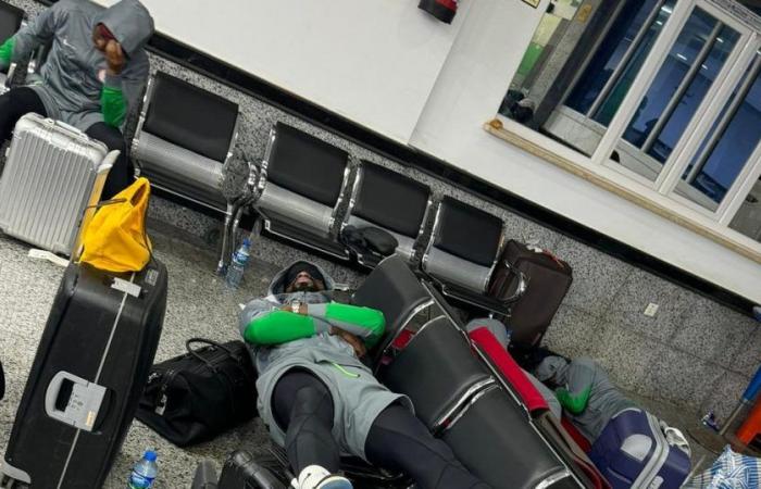 “Trattamento disumano”, bloccato da domenica in un aeroporto, la Nigeria boicotta una partita contro la Libia