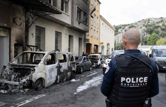 Due uomini accusati e incarcerati per aver bruciato veicoli della polizia davanti alla stazione di polizia di Cavaillon