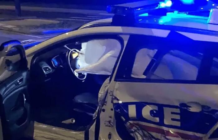 L’autista si schianta deliberatamente contro un veicolo della polizia, ferendone tre