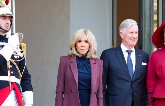 Brigitte Macron dà il benvenuto a una regina e abbina con discrezione il suo outfit a quello del sovrano