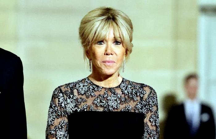 Brigitte Macron: abito con spacco, décolleté argentate… Brilla all’Eliseo per una cena reale (Foto)