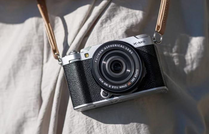 Fujifilm lancia una fotocamera ibrida di design, molto piccola e dal prezzo contenuto