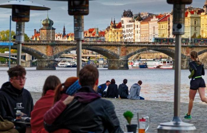 Alla ricerca di turisti “colti”, Praga vieta le uscite notturne nei suoi bar