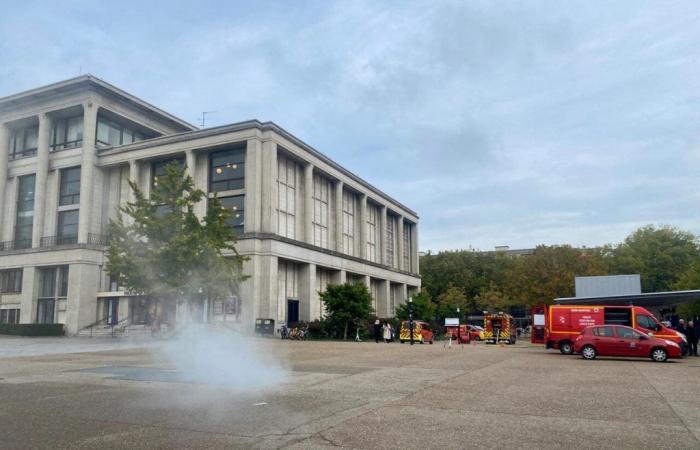 Fumo, vigili del fuoco… cosa è successo stamattina davanti al municipio di Le Havre?