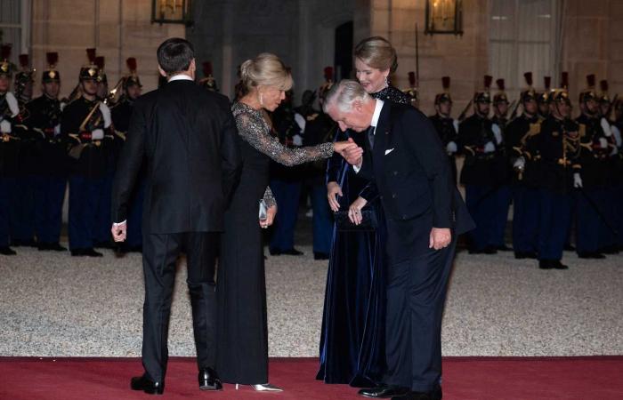 Re Filippo e la regina Matilde invitati ad una cena di stato all’Eliseo da Emmanuel e Brigitte Macron