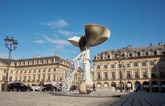 Per Art Basel, in Place Vendôme è apparso un fungo alto 3 metri