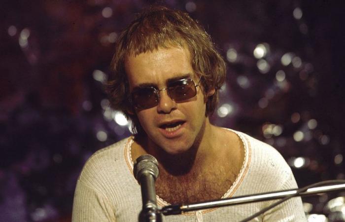 “Non sapevo come funzionasse. Mi sentivo come se fossi ai comandi di un’astronave: un’astronave che non avevo assolutamente idea di come si facesse volare”: Elton John dice di non essere mai riuscito a superare la sua “fobia” dell’organo Hammond