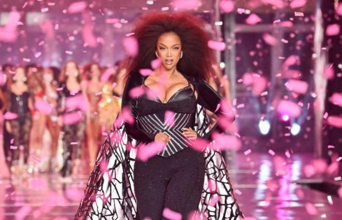 Tyra Banks torna in passerella per chiudere la sfilata di Victoria’s Secret 2024