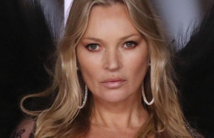 Kate Moss ultra sensuale in camicia da notte trasparente su un body traforato durante la sfilata di Victoria’s Secret