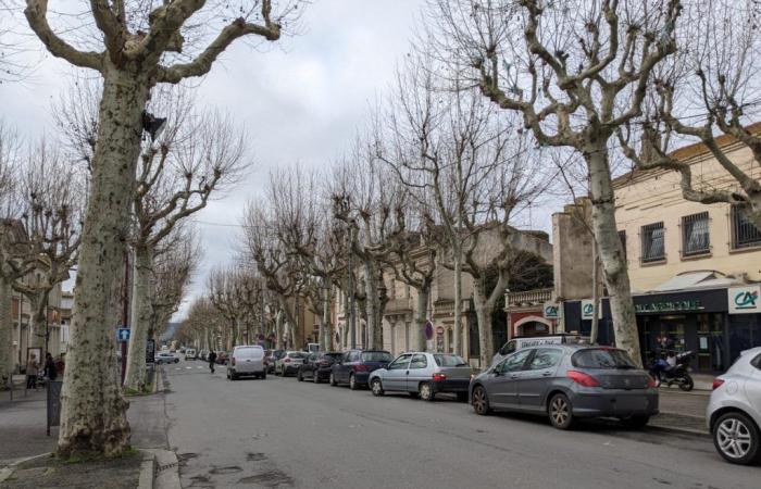 i vigili del fuoco evacuano un edificio nel centro di Castelnaudary