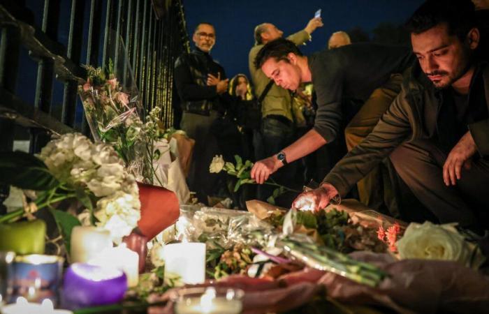 Ciclista schiacciato a Parigi: circa 800 persone a Place de la Madeleine per rendere omaggio a Paul