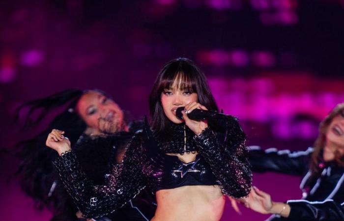 Lisa delle BLACKPINK crea scalpore alla sfilata di Victoria’s Secret a New York