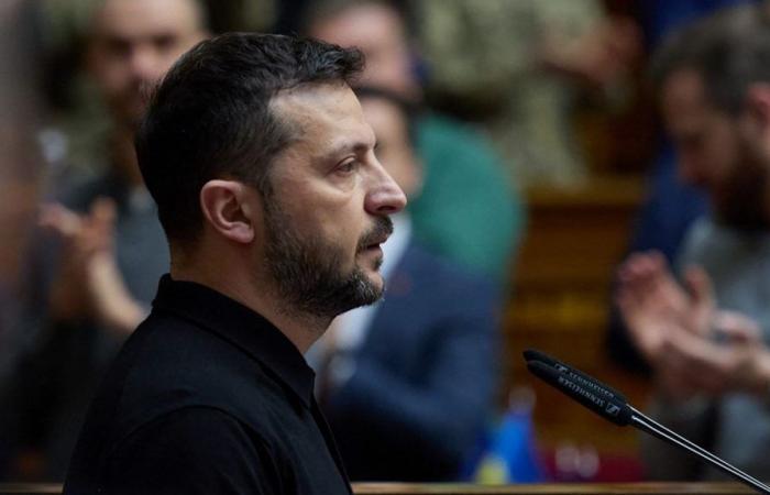 Volodymyr Zelenskyj presenta il suo “piano di vittoria” ed esclude la cessione di territori