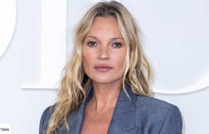 A 50 anni Kate Moss debutta alla sfilata di Victoria’s Secret insieme alla figlia Lila: il momento è iconico