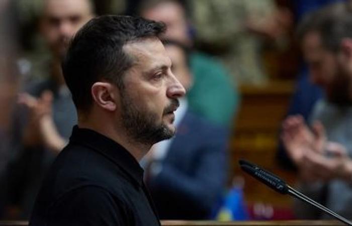 Volodymyr Zelenskyj presenta il suo “piano di vittoria” ed esclude la cessione di territori