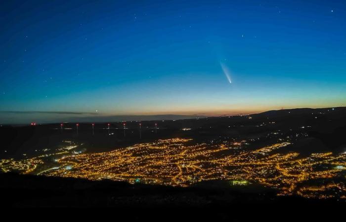 un giovane fotografo amatoriale immortala l’eccezionale passaggio del Tsuchinshan-Atlas sopra il viadotto di Millau