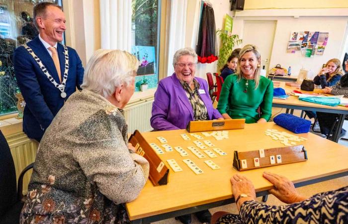 La regina Máxima serve birre e suona Rummikub in un villaggio