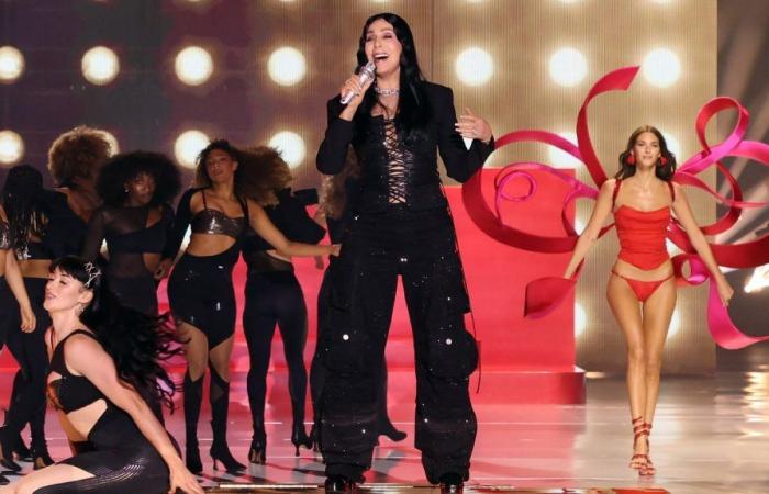 All’interno della sfilata di moda di Victoria’s Secret con Cher, Lisa e altre