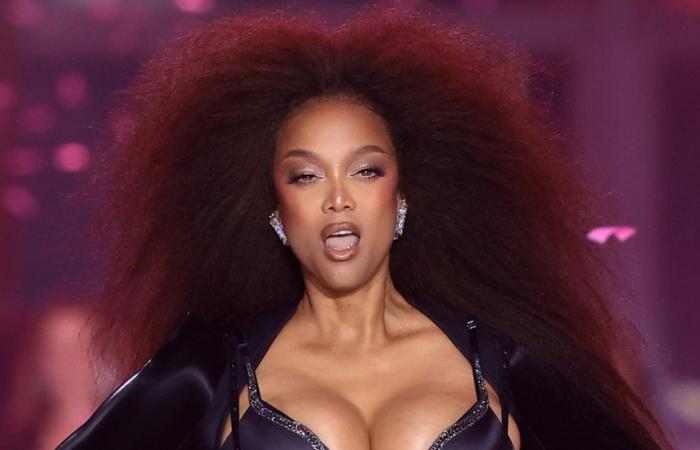 Tyra Banks sfila per la prima volta sulla passerella di Victoria’s Secret dal pensionamento del 2005