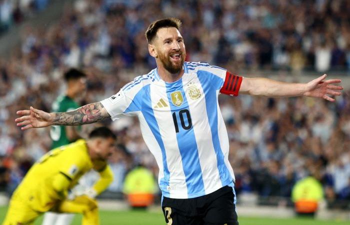 Lionel Messi eguaglia il record di triplette di Cristiano Ronaldo dopo una prestazione d’epoca con la maglia dell’Argentina