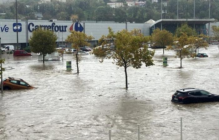 immagini dell’area commerciale del Carrefour de Givors completamente allagata