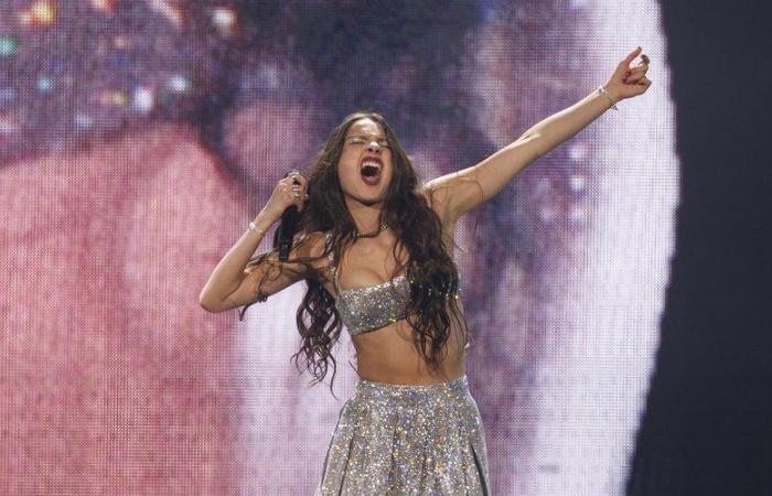 VIDEO. “Oh mio Dio! È stato divertente!” : dopo una caduta nel bel mezzo di un concerto, la cantante Olivia Rodrigo ride dell’accaduto