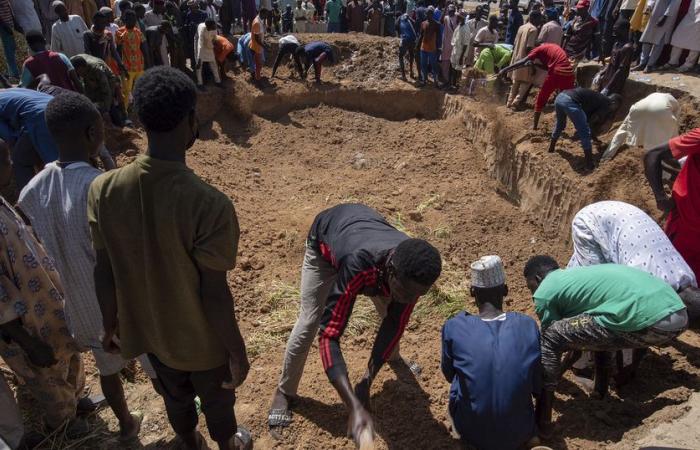 Nigeria: funerali di massa per le vittime delle autocisterne