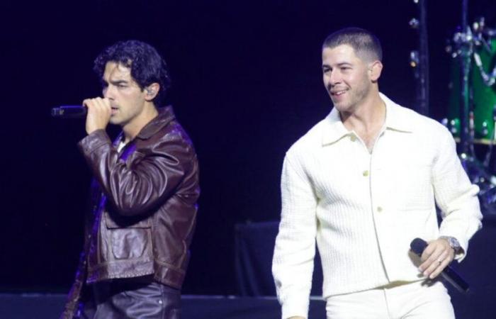 Un laser punta alla sua testa, Nick Jonas si precipita giù dal palco