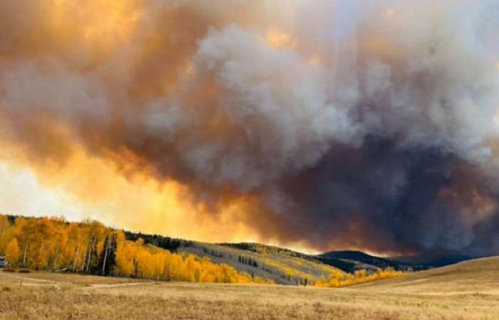 La città di Hanna, nello Utah, prega per la neve mentre il fuoco del lago giallo incombe