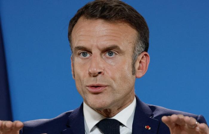 Emmanuel Macron attacca giornalisti e ministri