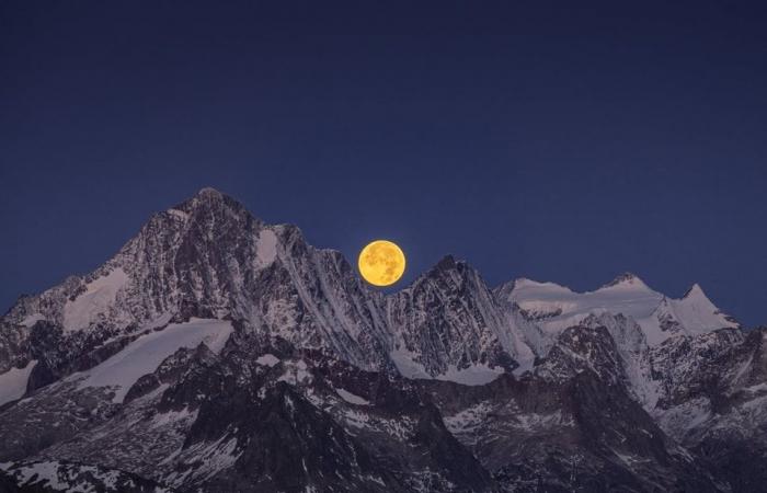 Superluna e cometa compaiono in cielo contemporaneamente: le risposte più importanti – News