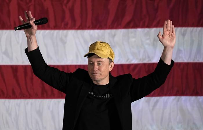 Musk tiene riunioni del municipio per sostenere Trump