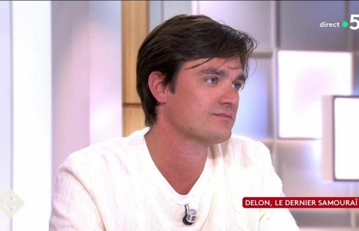 Morte di Alain Delon: Alain-Fabien in lacrime, “colto di sorpresa” in diretta televisiva