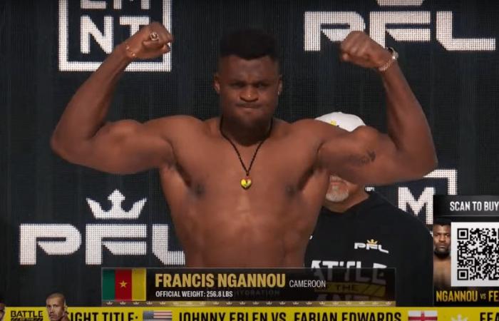 Francis Ngannou sminuito da un gigante di 6 piedi e 8 pollici mentre si scontrano dopo aver pesato un mostruoso peso combinato di 500 libbre per la lotta per il titolo dei pesi massimi PFL