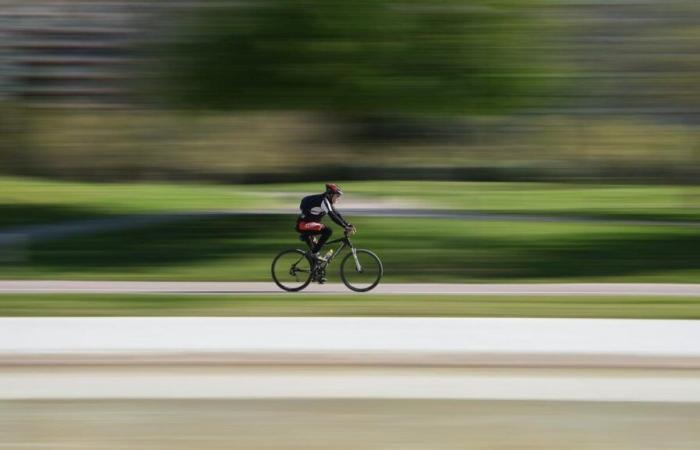 Ciclista schiacciato a Parigi: il sospettato non vede l’omicidio e dipinge la vittima come un “animale”