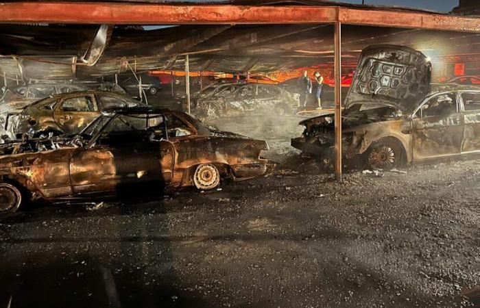 Un incendio ha carbonizzato diverse decine di auto in un parcheggio!