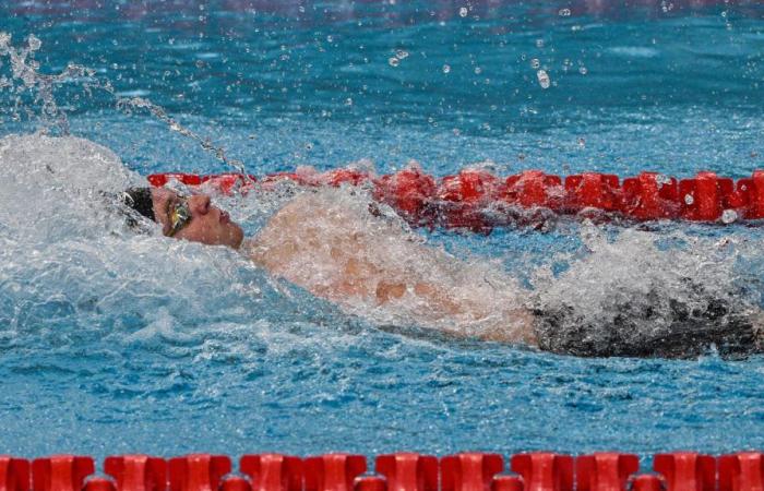 Léon Marchand vince i 100 metri misti e infrange il record francese di ritorno alle competizioni