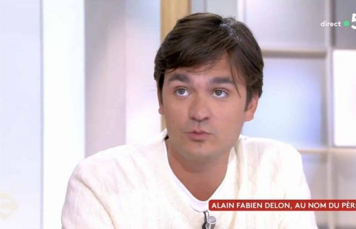 Alain-Fabien Delon fa una sorprendente rivelazione sull’ictus di suo padre in “C à Vous”