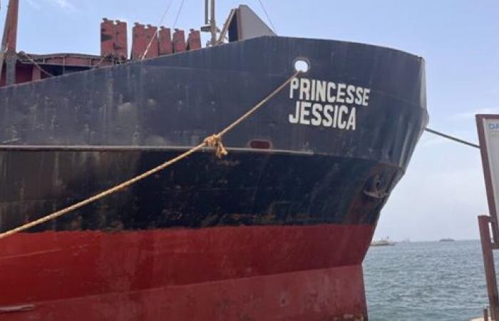 La nave Princess Jessica si capovolge nel porto di Dakar